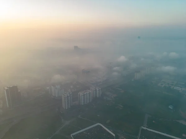 ハノイの空中ビュー霧 ベトナムでダウンタウンスカイライン アジアのスマート都市の金融地区やビジネスセンター 高層ビル 高層ビル — ストック写真