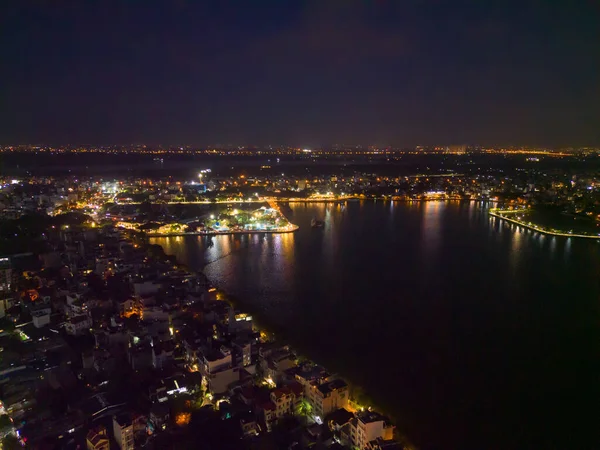 Hanoi şehir merkezinin havadan görüntüsü Skyline, Vietnam. Finansal bölge ve Asya 'nın akıllı kentsel kentindeki iş merkezleri. Geceleri gökdelen ve yüksek binalar.