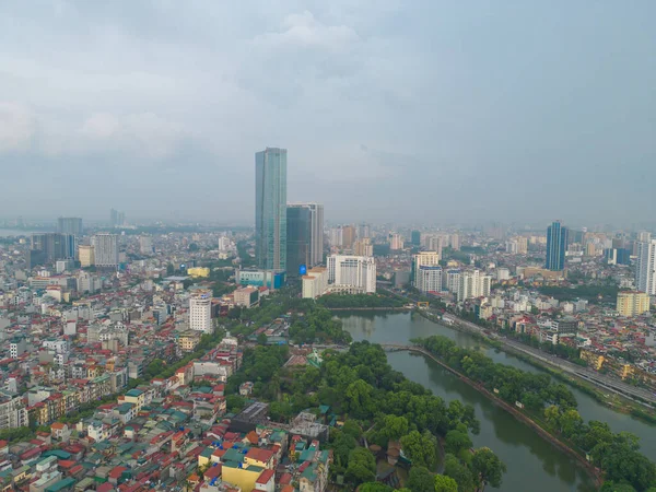 越南河内市区天际线与绿色花园公园的空中景观 亚洲智能城市的金融区和商业中心 摩天大楼和高层大楼 — 图库照片