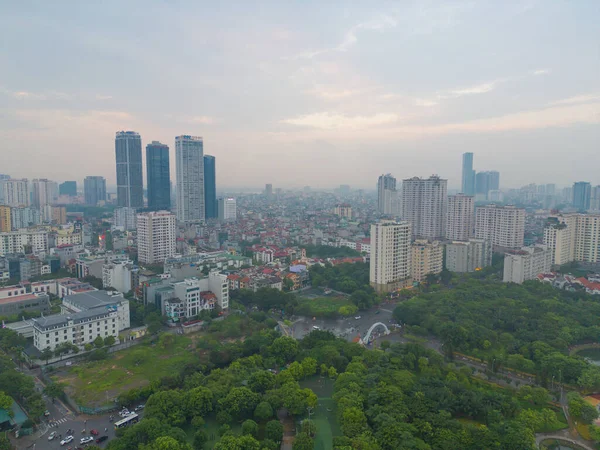 越南河内市区天际线与绿色花园公园的空中景观 亚洲智能城市的金融区和商业中心 摩天大楼和高层大楼 — 图库照片