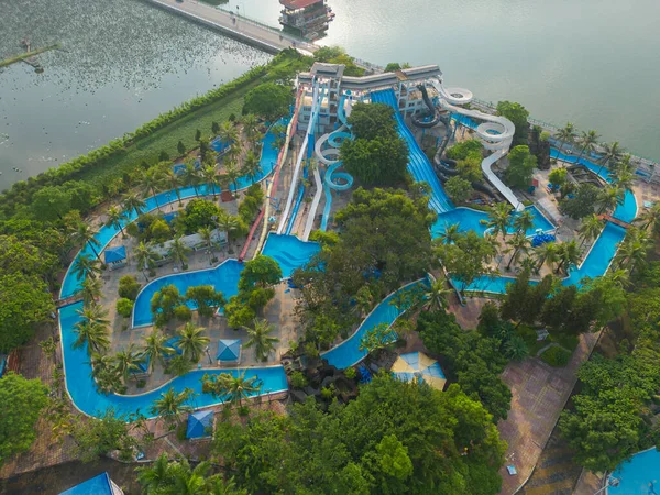 Tayland 'ın Pattaya kentindeki sahil plajı yakınlarındaki su parkı ve yüzme havuzunun havadan görünüşü. Eğlence aktivitesi boş zaman.