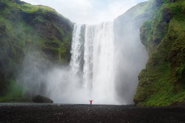 İzlanda 'da yaz mevsiminde Skogafoss şelalesi. Ünlü doğa manzarası arka planı