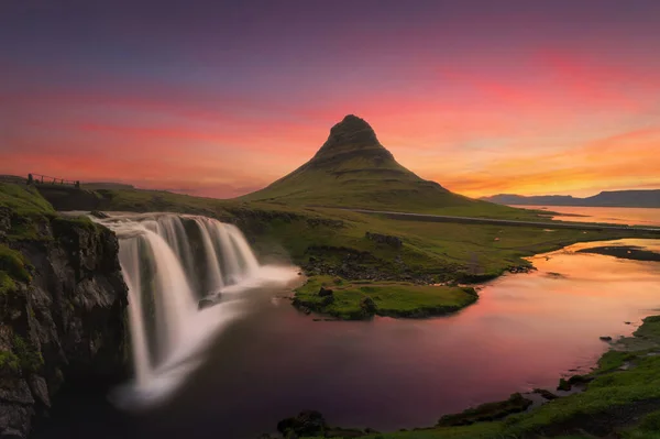 Kirkjufell Hegy Folyó Izlandon Nyári Szezonban Híres Táj Természet Háttér — Stock Fotó