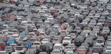 Şehir merkezindeki alışveriş merkezlerinde işlek arabalar şirket otoparkları. Ulaşım konseptinde tam uzay tasarım alanı. İzlanda havaalanında trafik sıkışıklığı. Desen arkaplanı.