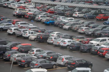Şehir merkezindeki alışveriş merkezlerinde işlek arabalar şirket otoparkları. Ulaşım konseptinde tam uzay tasarım alanı. İzlanda havaalanında trafik sıkışıklığı. Desen arkaplanı.