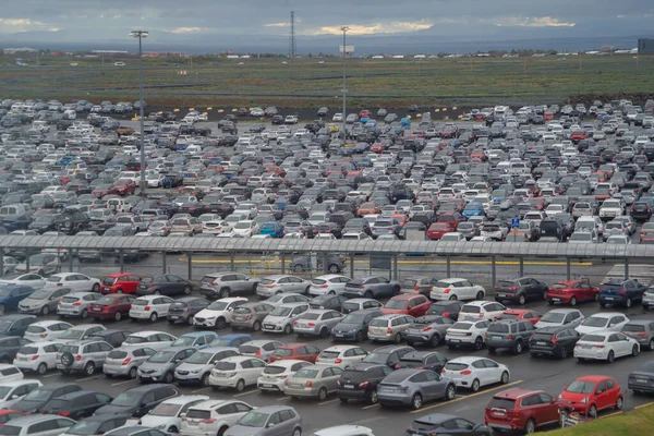 자동차들 쇼핑몰에서 주차장을 운영하고 있습니다 영역은 개념이다 아이슬란드 패턴의 — 스톡 사진