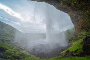 İzlanda 'da yaz mevsiminde Seljalandsfoss şelalesi. Ünlü doğa manzarası arka planı