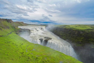 İzlanda 'da yaz mevsiminde Gullfoss şelalesi. Ünlü doğa manzarası arka planı