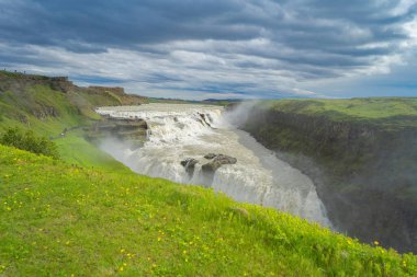 İzlanda 'da yaz mevsiminde Gullfoss şelalesi. Ünlü doğa manzarası arka planı