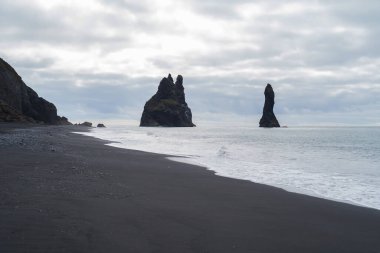 Siyah kum plaj İzlanda'daki Reynisfjara.