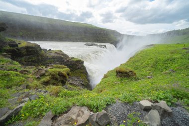 İzlanda 'da yaz mevsiminde Gullfoss şelalesi. Ünlü doğa manzarası arka planı