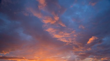 Gün batımı gökyüzü. Soyut doğa geçmişi. Alacakaranlık vakti turuncu renkli bulutlarla dramatik mavi.