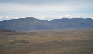 Yaz mevsiminde İzlanda adalarındaki dağların hava manzarası, Avrupa tepeleri, doğa manzarası..