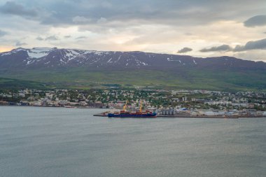 Yaz mevsiminde İzlanda adalarındaki dağların hava manzarası, Avrupa tepeleri, doğa manzarası..