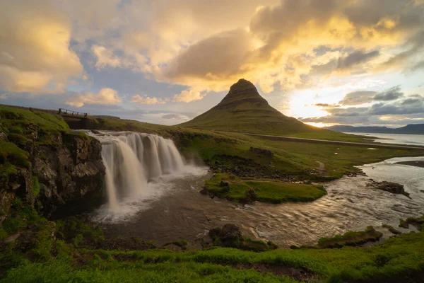 Kirkjufell Berg Und Fluss Island Der Sommersaison Berühmte Landschaft Natur — Stockfoto