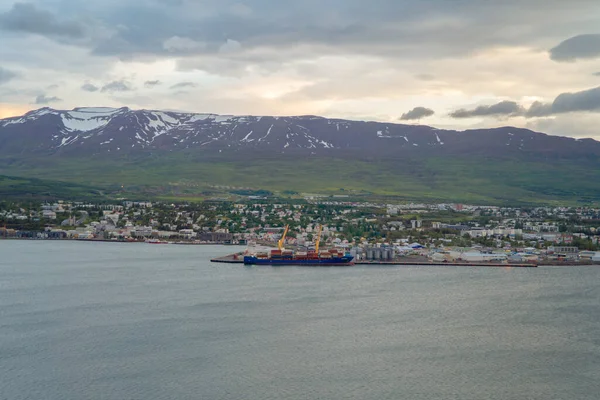 夏季冰岛岛屿上高山的空中俯瞰 欧洲山丘 自然景观背景 — 图库照片