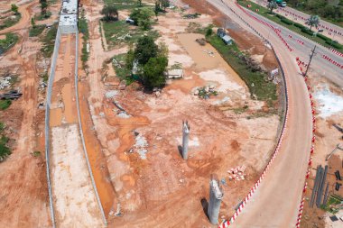 Trafik taşımacılığı ve tarım konseptinde inşaat traktörü arabası, buldozer veya kazma yolu veya sokak havadan görüntüsü. Şehir merkezinde motor çalışıyor..