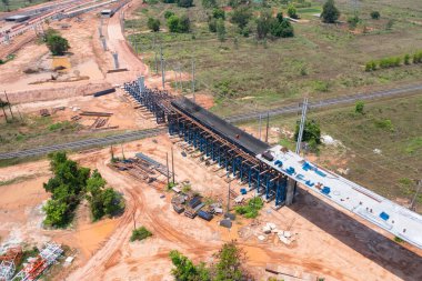 Trafik taşımacılığı ve tarım konseptinde inşaat traktörü arabası, buldozer veya kazma yolu veya sokak havadan görüntüsü. Şehir merkezinde motor çalışıyor..