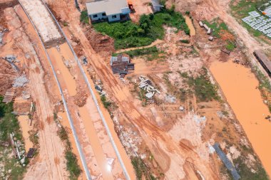 Trafik taşımacılığı ve tarım konseptinde inşaat traktörü arabası, buldozer veya kazma yolu veya sokak havadan görüntüsü. Şehir merkezinde motor çalışıyor..