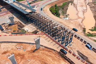 Trafik taşımacılığı ve tarım konseptinde inşaat traktörü arabası, buldozer veya kazma yolu veya sokak havadan görüntüsü. Şehir merkezinde motor çalışıyor..