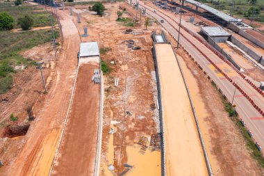 Trafik taşımacılığı ve tarım konseptinde inşaat traktörü arabası, buldozer veya kazma yolu veya sokak havadan görüntüsü. Şehir merkezinde motor çalışıyor..