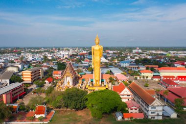 Yukarıdaki tapınakta duran Buda heykelinin havadan görünüşü. Üst Manzara. Tayland 'ın Roi et şehrinde gayrimenkul. Gayrimenkul.