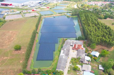 Göl nehrindeki su üzerindeki güneş panelleri veya güneş hücrelerinin havadan görüntüsü. Enerji santrali, yenilenebilir temiz enerji kaynağı. Sanayide elektrik enerjisi için eko teknoloji.