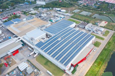 Fabrikanın çatısındaki güneş panelleri ya da güneş pillerinin hava görüntüsü. Enerji santrali, yenilenebilir temiz enerji kaynağı. Sanayide elektrik enerjisi için eko teknoloji.