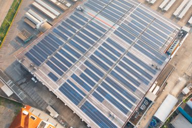 Fabrikanın çatısındaki güneş panelleri ya da güneş pillerinin hava görüntüsü. Enerji santrali, yenilenebilir temiz enerji kaynağı. Sanayide elektrik enerjisi için eko teknoloji.