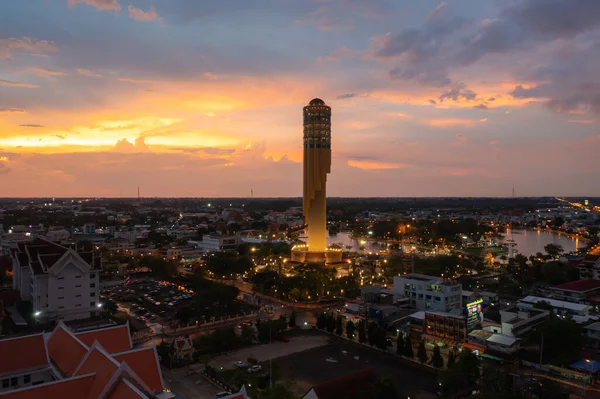 ロイエットタワー 観光名所のランドマークの空中ビュー 上からの都市住宅開発 トップビュー タイの都市の不動産 夜の不動産について — ストック写真