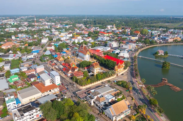 住宅街の屋根の空中観察 上からの都市住宅開発 トップビュー タイのロイエ州の不動産 不動産について — ストック写真