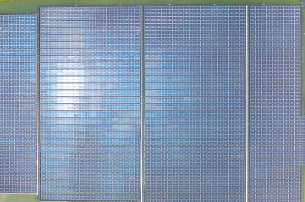 湖の川の水の上の太陽電池または太陽電池の空中眺め 発電所 再生可能なクリーンエネルギー源 産業における電力のためのエコ技術 — ストック写真
