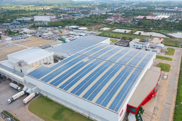 Luftaufnahme Von Sonnenkollektoren Oder Solarzellen Auf Dem Dach Eines Fabrikgebäudes — Stockfoto