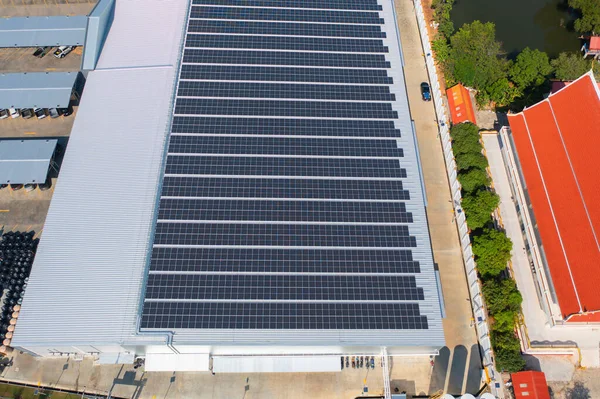 Luchtfoto Van Zonnepanelen Zonnecellen Het Dak Van Fabrieksgebouwen Elektriciteitscentrale Hernieuwbare — Stockfoto