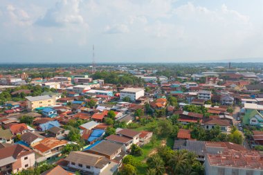 Yerel yerleşim yerlerinin çatılarının havadan görüntüsü. Yukarıdan kentsel konut geliştirme. Üst Manzara. Tayland 'ın Isan kentindeki bir kasabada gayrimenkul. Gayrimenkul.