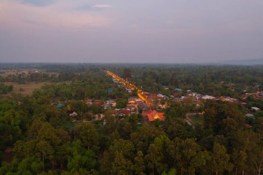 Yerel yerleşim yerlerinin çatılarının havadan görüntüsü. Yukarıdan kentsel konut geliştirme. Üst Manzara. Tayland 'ın Isan kentindeki bir kasabada gayrimenkul. Gayrimenkul.