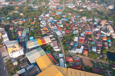 Yerel yerleşim yerlerinin çatılarının havadan görüntüsü. Yukarıdan kentsel konut geliştirme. Üst Manzara. Tayland 'ın Isan kentindeki bir kasabada gayrimenkul. Gayrimenkul.