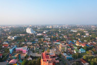 Yerel yerleşim yerlerinin çatılarının havadan görüntüsü. Yukarıdan kentsel konut geliştirme. Üst Manzara. Tayland 'ın Isan kentindeki bir kasabada gayrimenkul. Gayrimenkul.