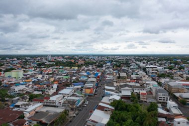 Yerel yerleşim yerlerinin çatılarının havadan görüntüsü. Yukarıdan kentsel konut geliştirme. Üst Manzara. Tayland 'ın Isan kentindeki bir kasabada gayrimenkul. Gayrimenkul.