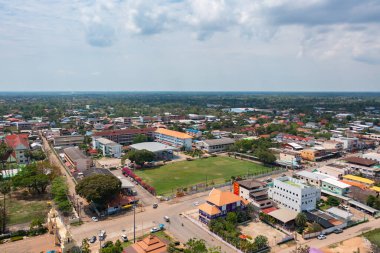 Yerel yerleşim yerlerinin çatılarının havadan görüntüsü. Yukarıdan kentsel konut geliştirme. Üst Manzara. Tayland 'ın Isan kentindeki bir kasabada gayrimenkul. Gayrimenkul.
