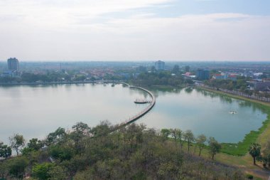 Yerel yerleşim yerlerinin çatılarının havadan görüntüsü. Yukarıdan kentsel konut geliştirme. Üst Manzara. Isan 'da gayrimenkul, Khon Kaen şehir kasabası, Tayland. Gayrimenkul.