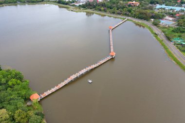 Yerel yerleşim yerlerinin çatılarının havadan görüntüsü. Yukarıdan kentsel konut geliştirme. Üst Manzara. Isan 'da gayrimenkul, Khon Kaen şehir kasabası, Tayland. Gayrimenkul.