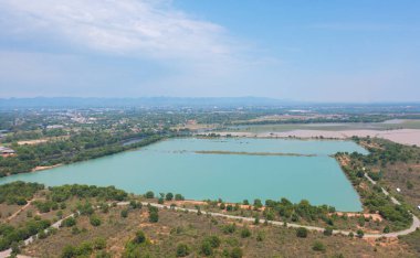 Yeşil orman ağaçları, nehir, gölet ya da göl olan bir bahçe parkının havadan görünüşü. Doğa manzarası arka planı, Tayland.