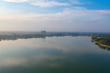 Yeşil orman ağaçları, nehir, gölet ya da göl olan bir bahçe parkının havadan görünüşü. Doğa manzarası arka planı, Tayland.
