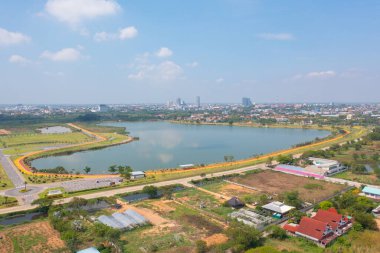 Yeşil orman ağaçları, nehir, gölet ya da göl olan bir bahçe parkının havadan görünüşü. Doğa manzarası arka planı, Tayland.