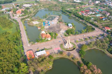 Yeşil orman ağaçları, nehir, gölet ya da göl olan bir bahçe parkının havadan görünüşü. Doğa manzarası arka planı, Tayland.