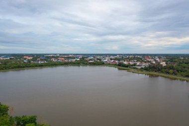 Yeşil orman ağaçları, nehir, gölet ya da göl olan bir bahçe parkının havadan görünüşü. Doğa manzarası arka planı, Tayland.