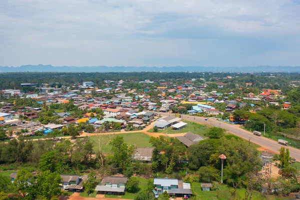 从空中俯瞰当地住宅区的屋顶 从上往下发展城市住房 顶部视图 泰国伊桑城镇的房地产 地产及地产 — 图库照片