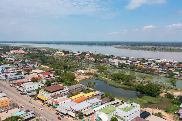 从空中俯瞰当地住宅区的屋顶 从上往下发展城市住房 顶部视图 泰国伊桑城镇的房地产 地产及地产 — 图库照片