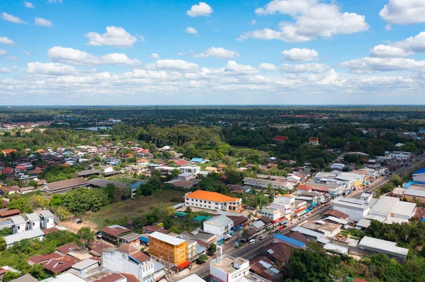 地元の住宅街の屋根の空中ビュー 上からの都市住宅開発 トップビュー タイのイサン都市都市の不動産 不動産について — ストック写真